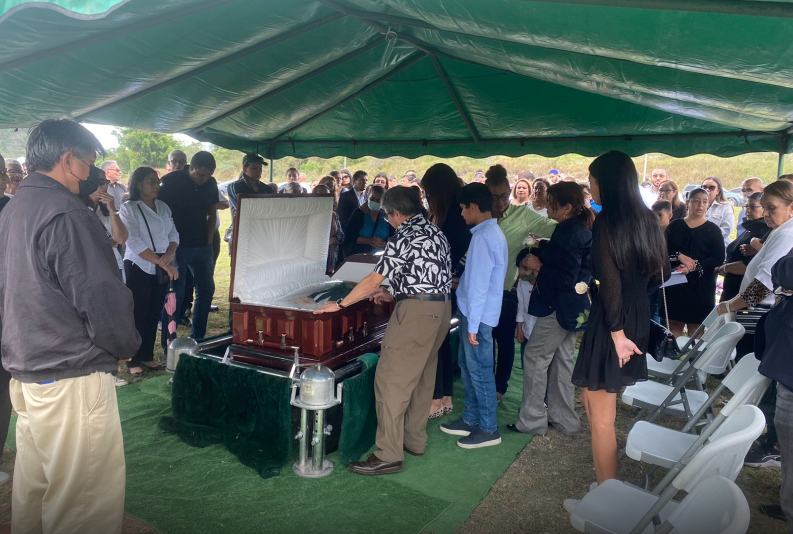 Familiares y amigos dan el último adiós al periodista Carlos Morazán