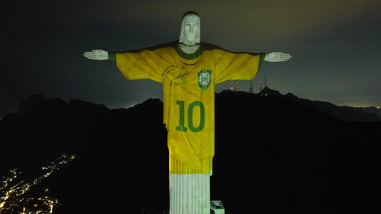 El Papa dice que la memoria de Pelé permanece indeleble, en homenaje en el Cristo Redentor
