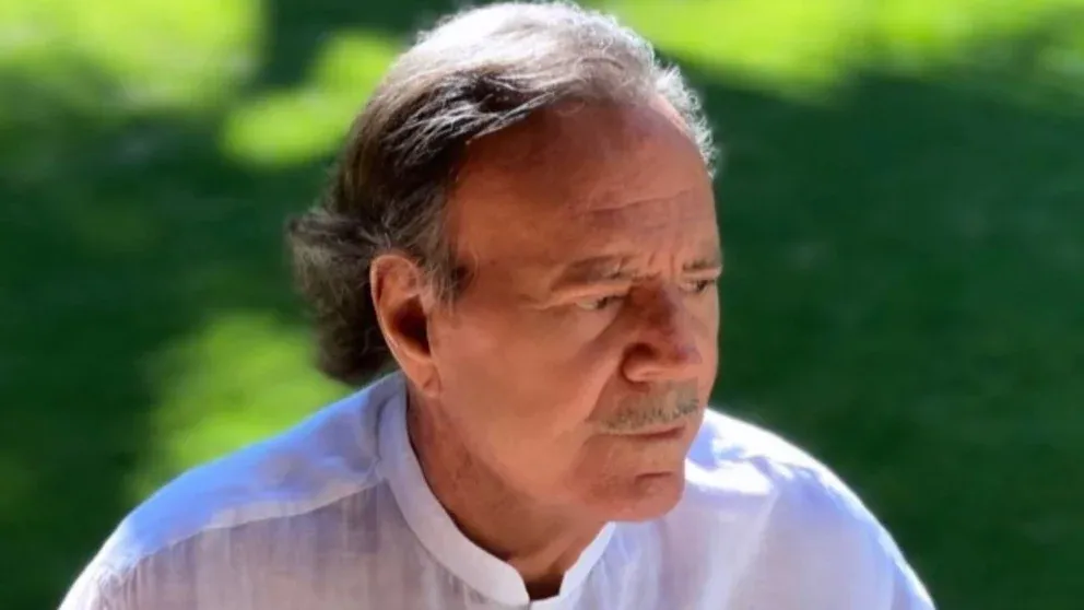 Retienen a Julio Iglesias en el aeropuerto de Punta Cana por lo que llevaba en las maletas