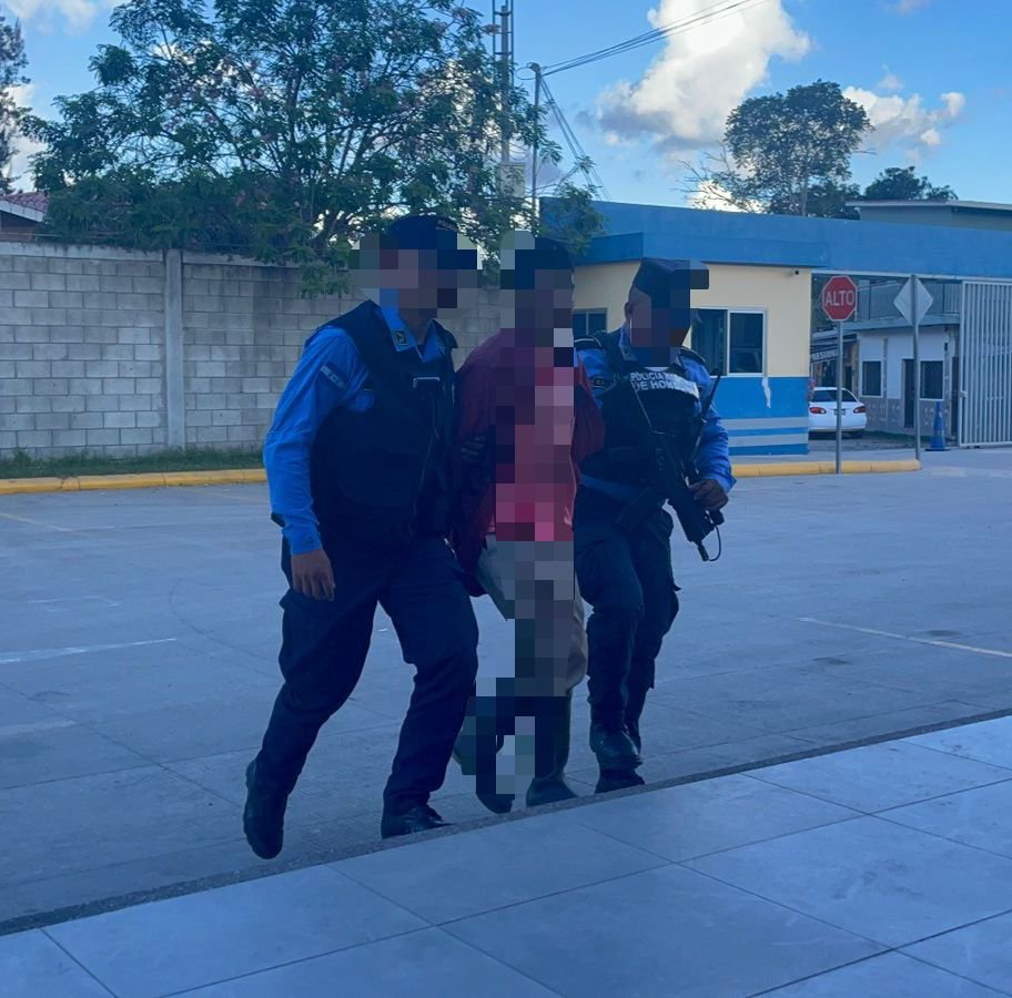 Agentes preventivos detienen a un sujeto por el delito de porte ilegal de arma de fuego