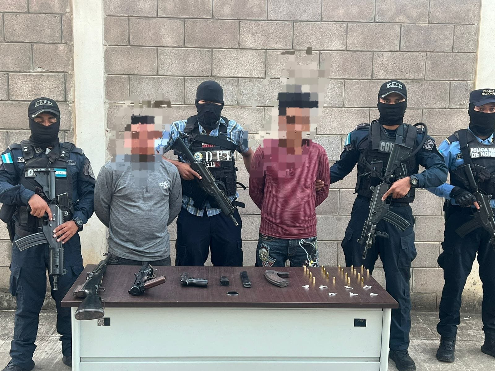 En poder de una mini uzi y supuesta droga son detenidos dos hombres por funcionarios policiales en Olancho