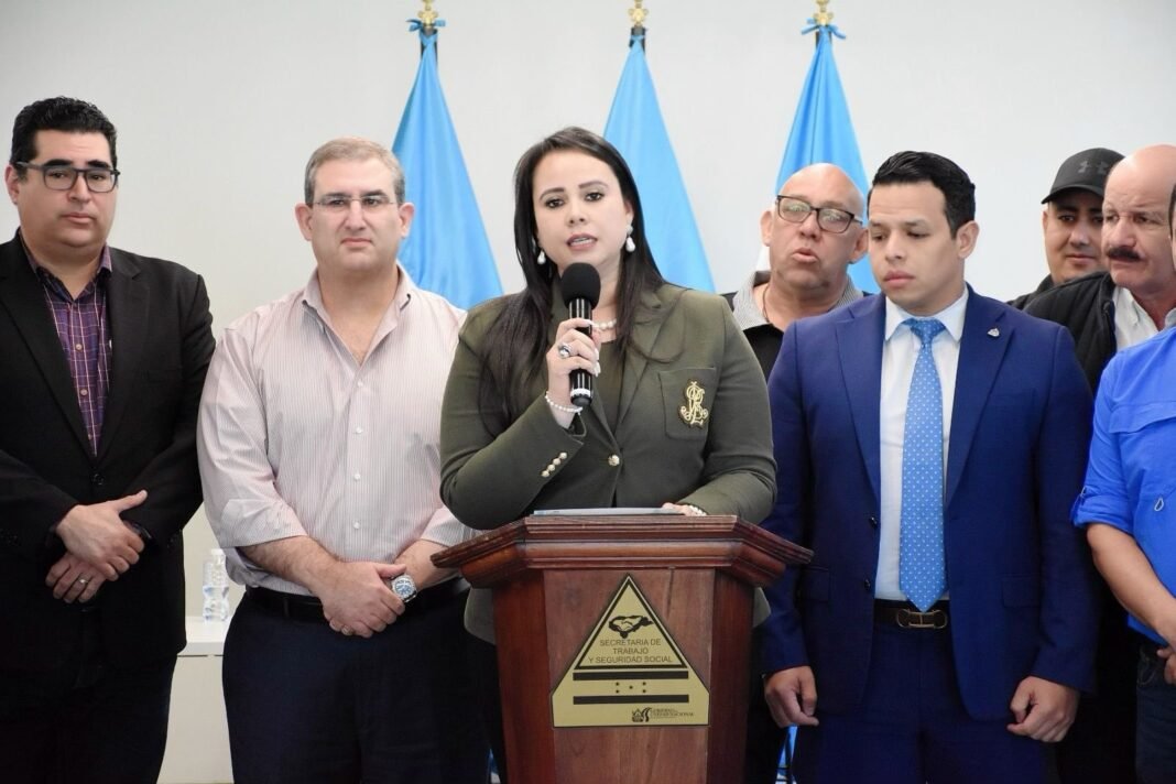Sector privado y trabajadores firman acuerdo sobre nuevo salario mínimo