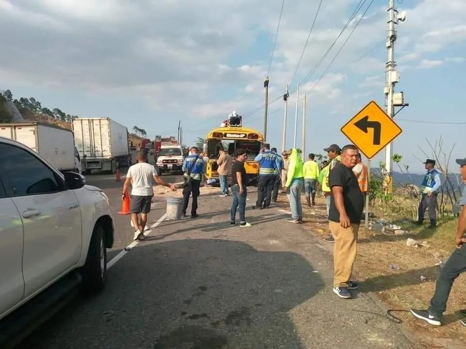 Bus se queda sin frenos en la Cuesta de La Virgen hay varios heridos