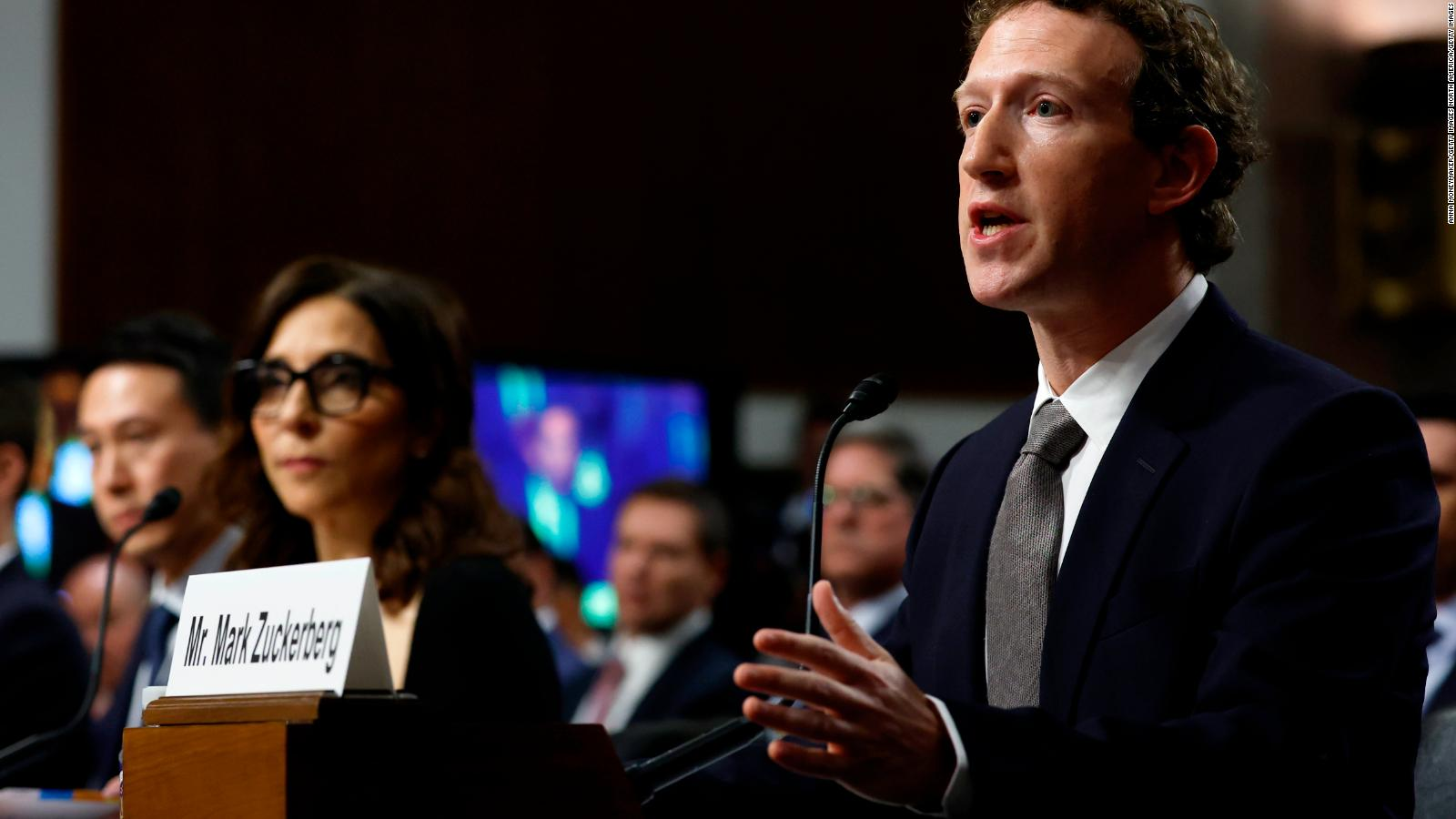 Mark Zuckerberg pidió disculpas a los padres de víctimas de abuso infantil en una dura sesión en el Congreso de EE.UU