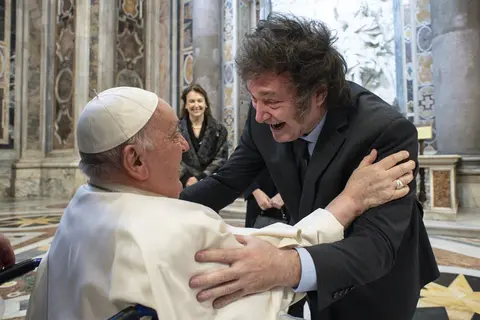 El papa y Milei se saludaron con abrazo tras canonización de “Mama Antula”
