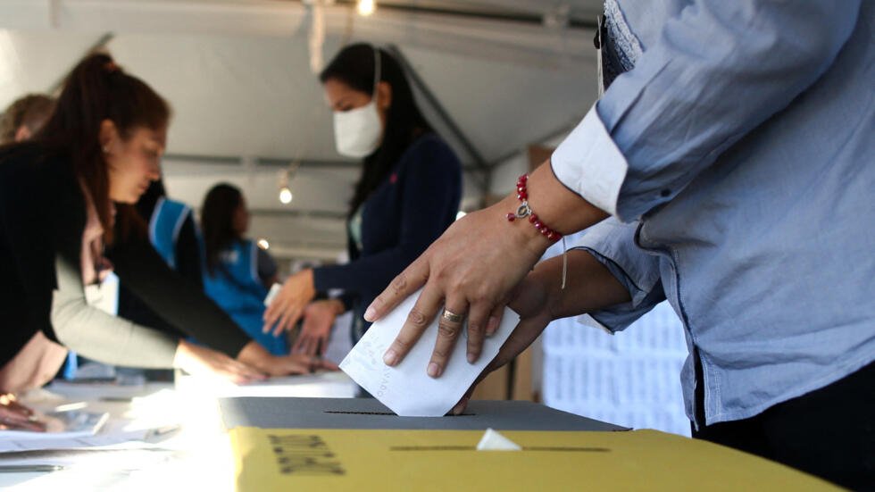 Paz en las elecciones de El Salvador, dominadas por el celeste y blanco de Bukele
