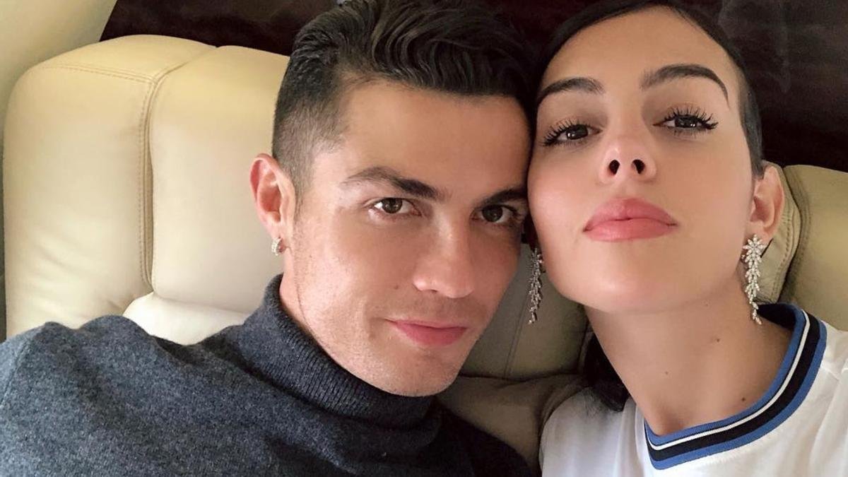 Georgina Rodríguez y su vestido en el París Fashion Week en honor a Cristiano Ronaldo