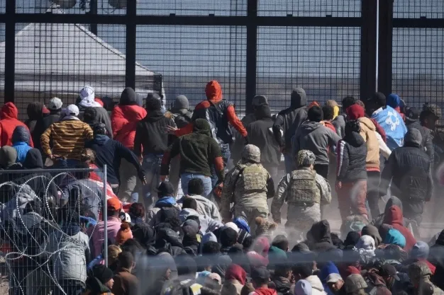 Migrantes rompen malla ciclónica en el río Bravo para llegar a EEUU