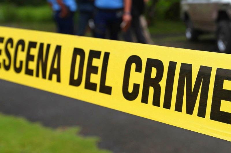 Mujer muere presuntamente a manos de su esposo en la capital
