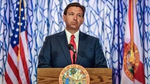 Gobernador de Florida, Ron DeSantis, firma ley que prohíbe el uso de redes sociales a menores de 14 años