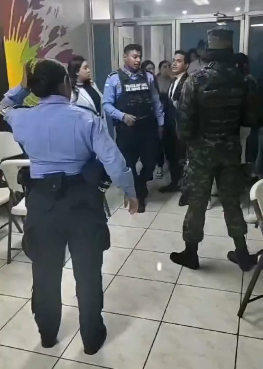 Choque de empleados y policía en la Senaf deja cinco heridos