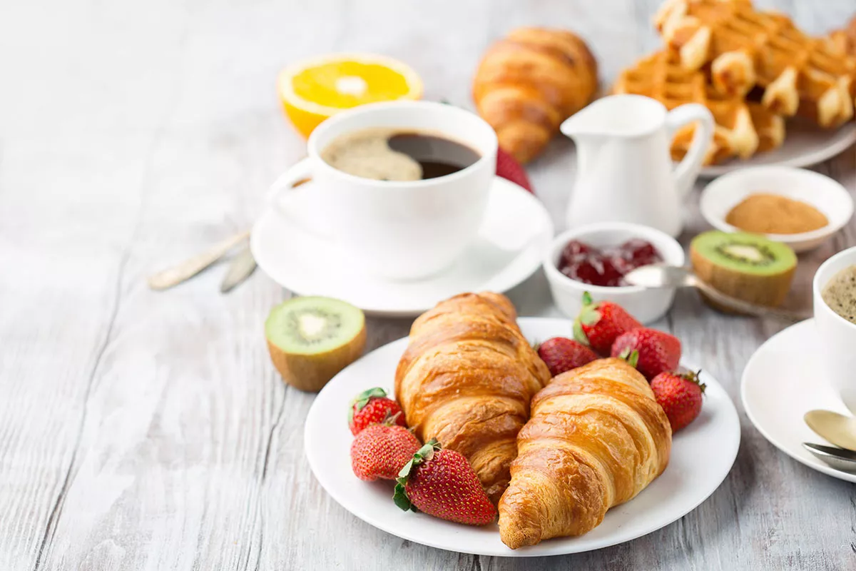 Neuróloga explica tres tipos de alimentos que no toma nunca en el desayuno