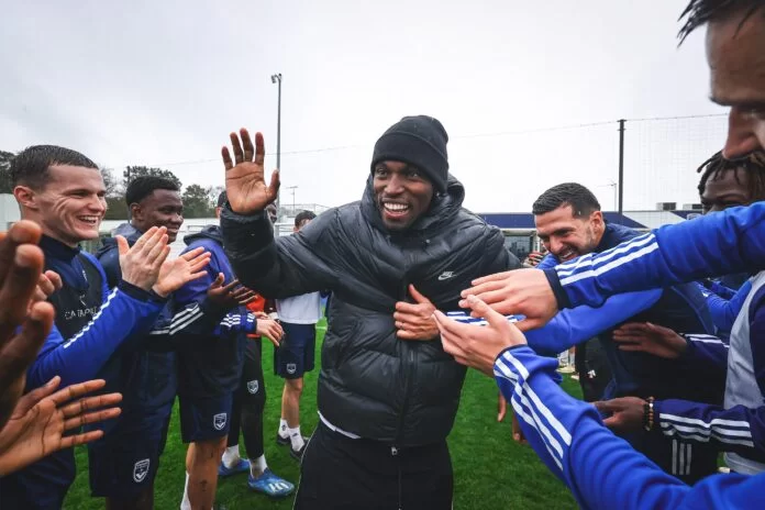 Elis realiza visita sorpresa al club Girondins y es recibido con abrazos por sus compañeros