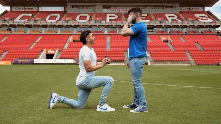 JOSH CAVALLO, JUGADOR DEL ADELAIDE DE AUSTRALIA, LE PIDE MATRIMONIO A SU NOVIO EN EL ESTADIO