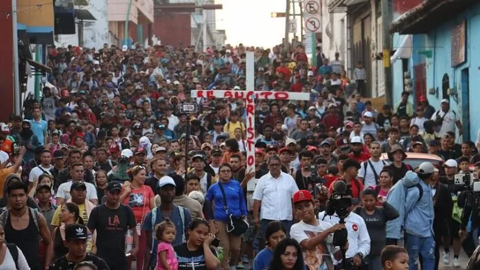 Migrantes clavarán una cruz en la frontera de México con Texas durante un viacrucis