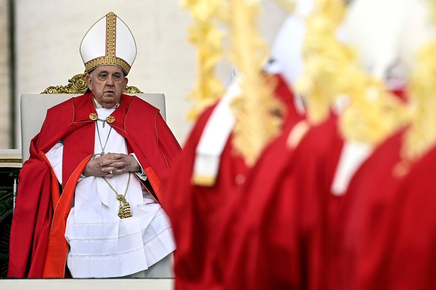 El papa no lee la homilía en la misa del Domingo de Ramos
