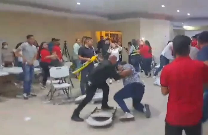 Zafarrancho en cierre de urnas del Colegio de Abogados en Tegucigalpa