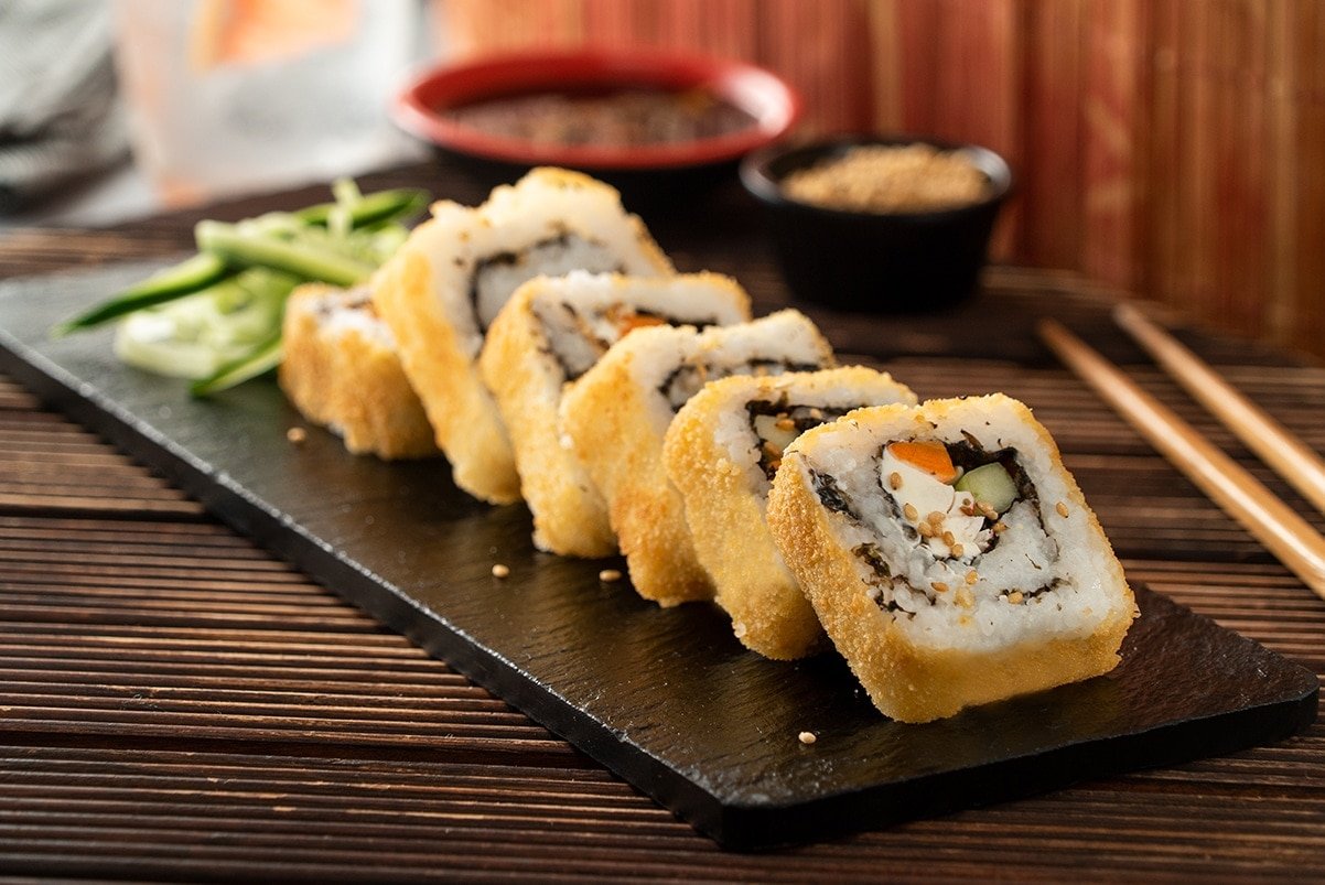 Tía cumple deseo a su sobrino de comer “sushi” y no creerás cuál fue reacción del pequeño al probar este platillo
