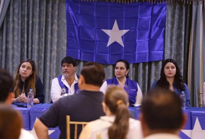 Exprimera dama Ana García recorre Omoa y Puerto Cortés como parte de su campaña política