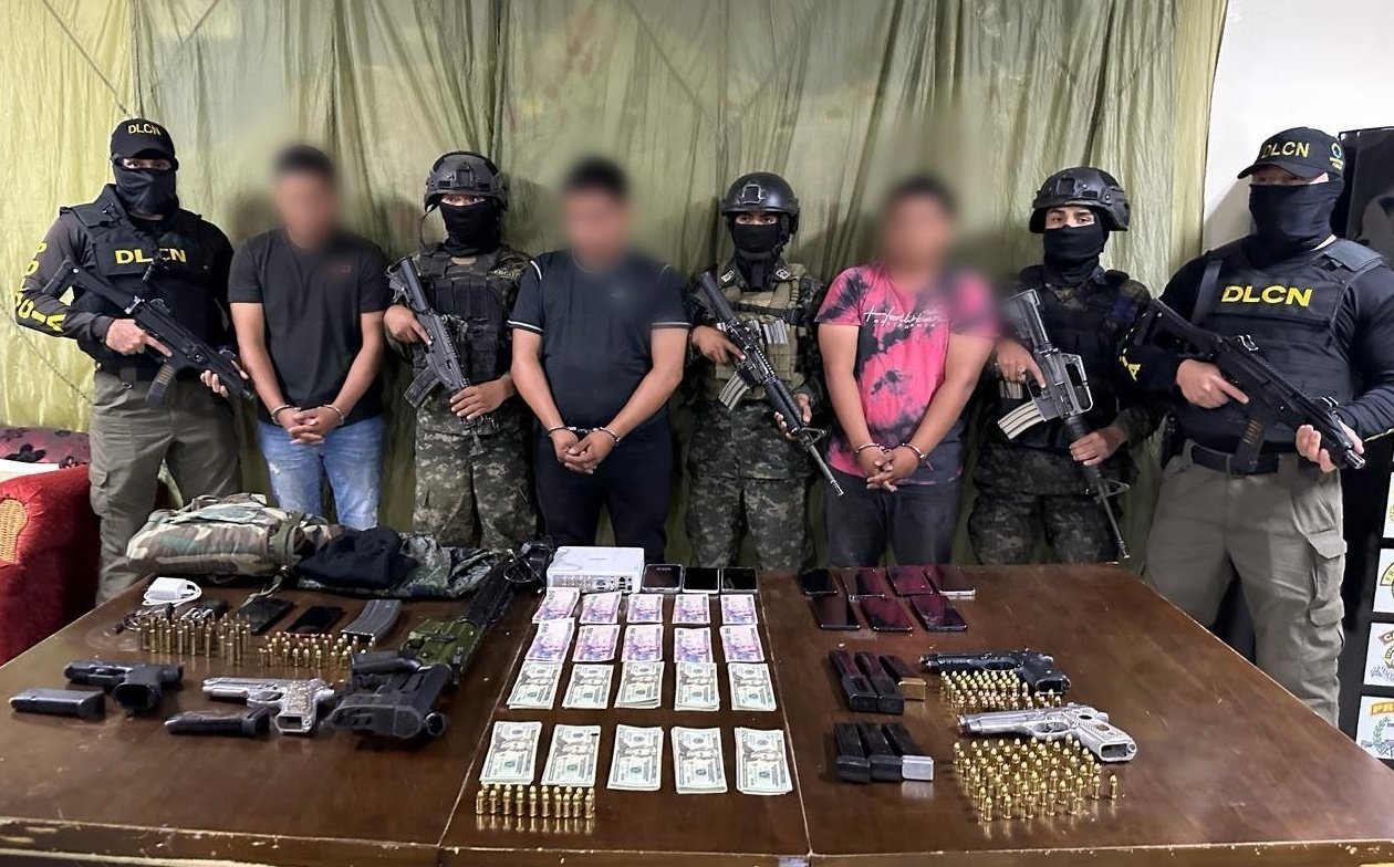 Decomiso de armas, dinero, vehículos y tres capturados vinculados al clan de los Montes Bobadilla