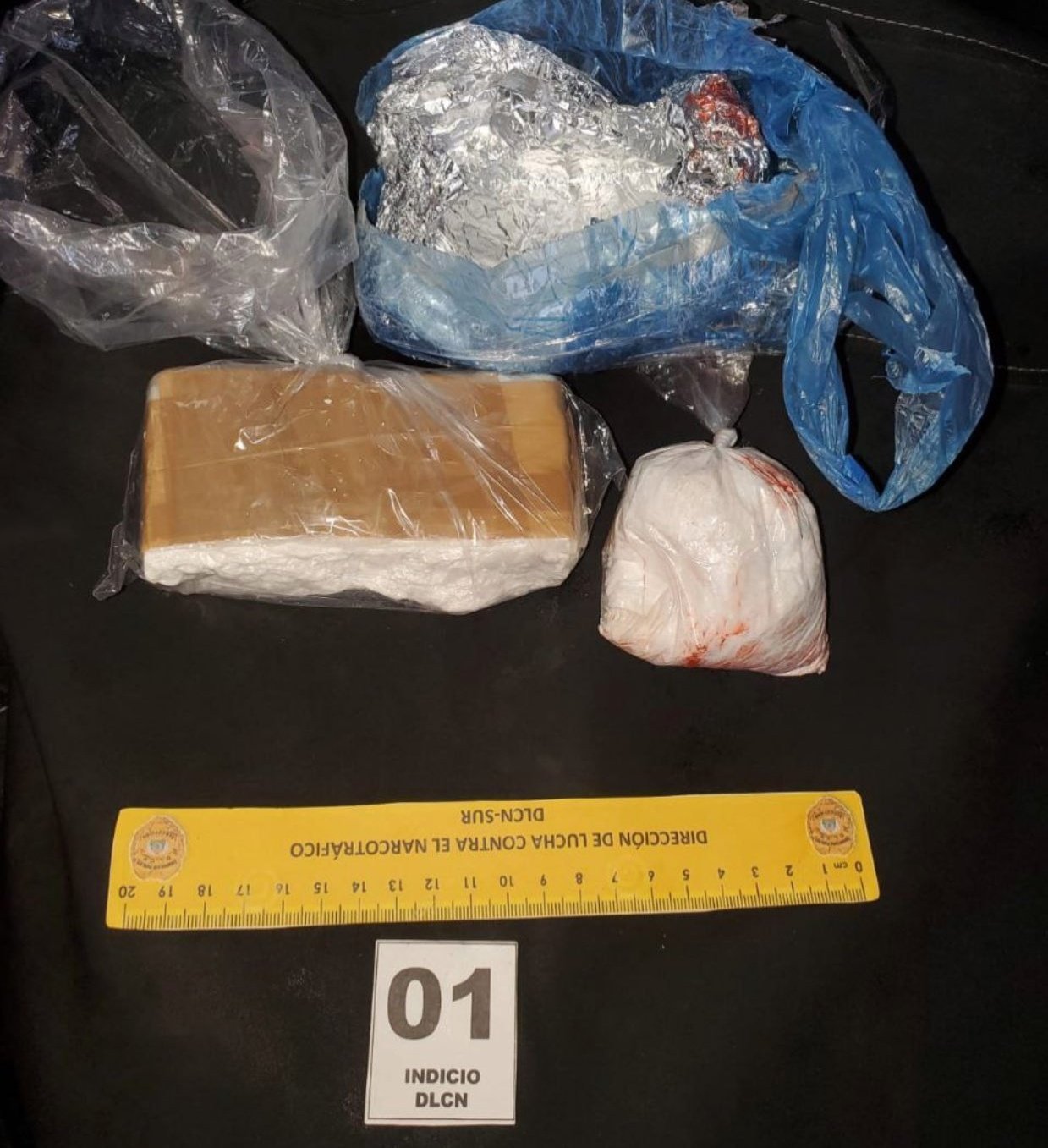 FESCCO y DLCN detienen a dos personas en posesión de supuesta cocaína y un arma