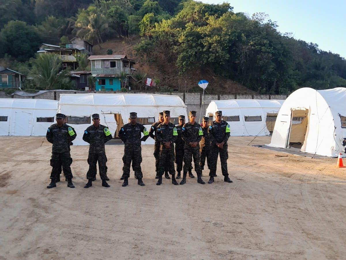 Instalan carpas para atención médica en campo de fútbol en Roatán