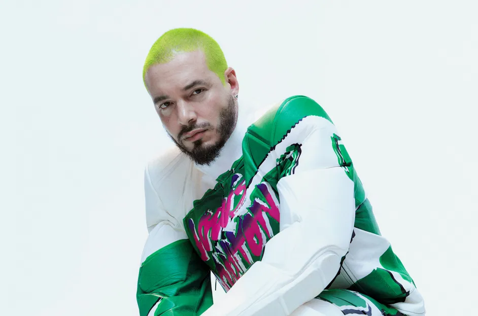 J Balvin capta extraño objeto volando en el cielo