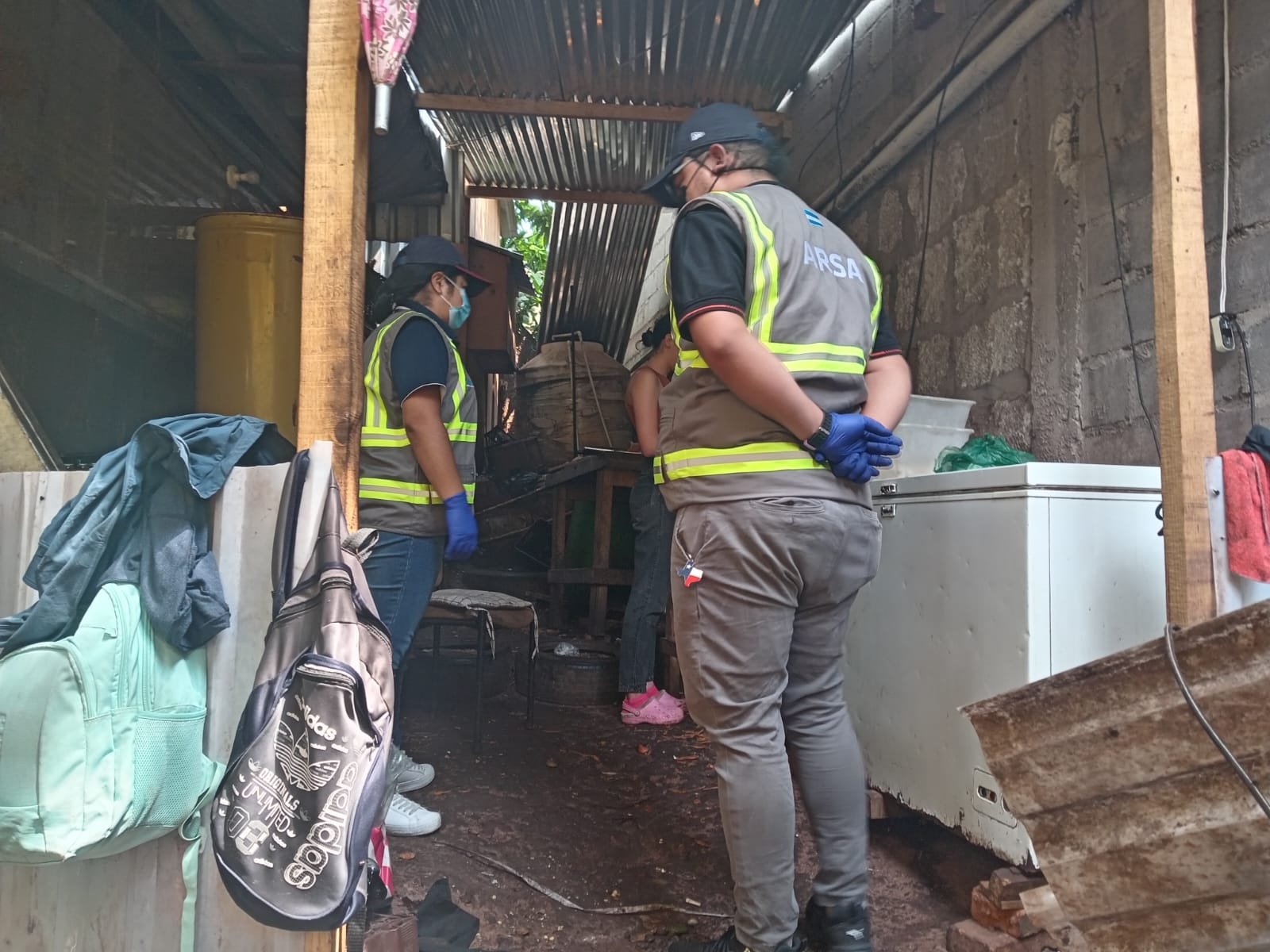 La ARSA ejecuta el cierre temporal de chicharronera en Aldea El Chimbo