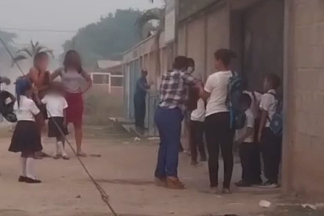 Directora de centro educativo llega en aparente estado de ebriedad