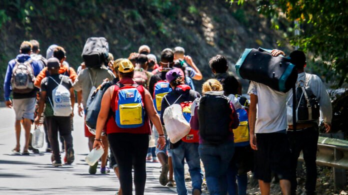 Migrantes venezolanos en tránsito por Honduras piden ayuda por problemas de salud respiratoria