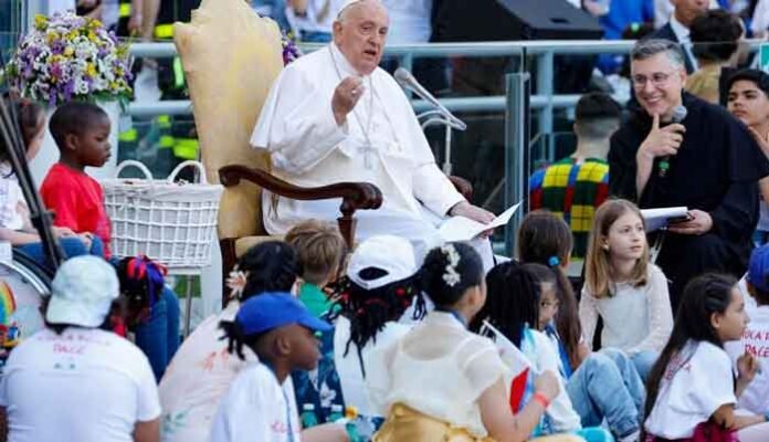 El papa celebra misa para miles de niños y pide que recen para que no haya guerras
