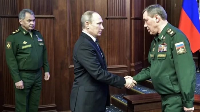 La Corte Penal Internacional ordenó el arresto del ministro de Defensa y del jefe del Estado Mayor de Rusia