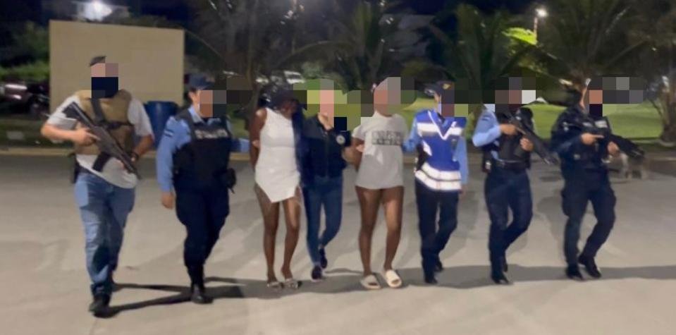 DPI captura a dos mujeres que abusaron de otra fémina en Roatán