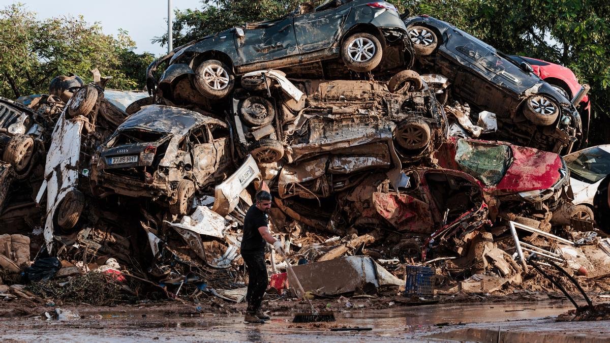 Riesgo ambiental en España por los casi 100.000 coches que la DANA convirtió en chatarra