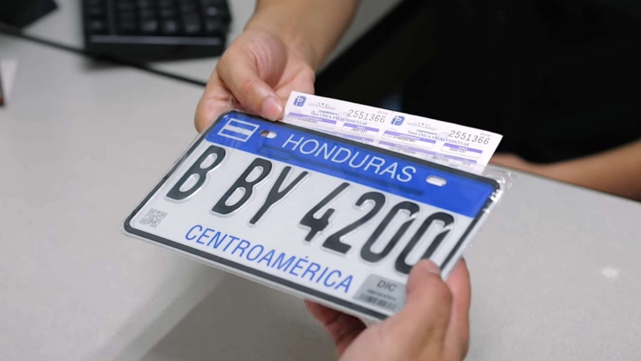 Conductores seguirán con “Placas de papel” hasta 2025, año en el que el IP abrirá licitaciones
