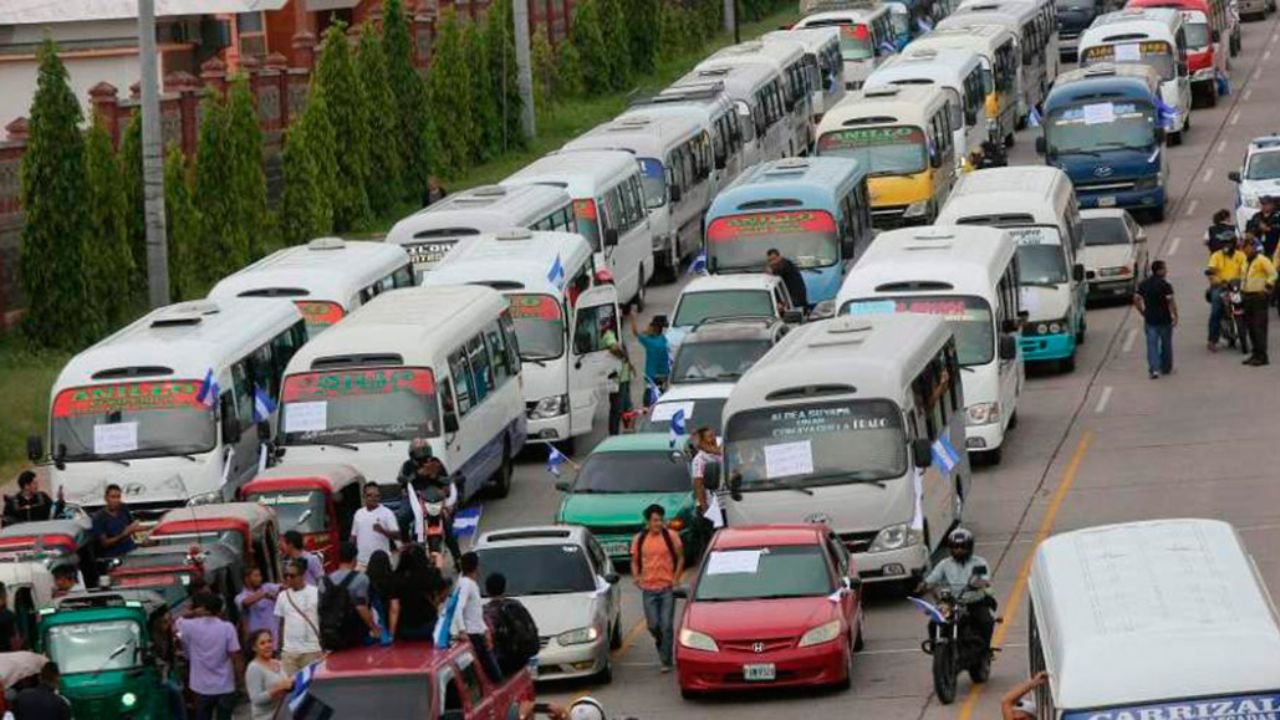 Transportistas dan compás de espera al gobierno hasta el miércoles para el pago de bono compensatorio