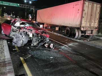 Conductor se estrella con rastra mal estacionada y se salva de milagro