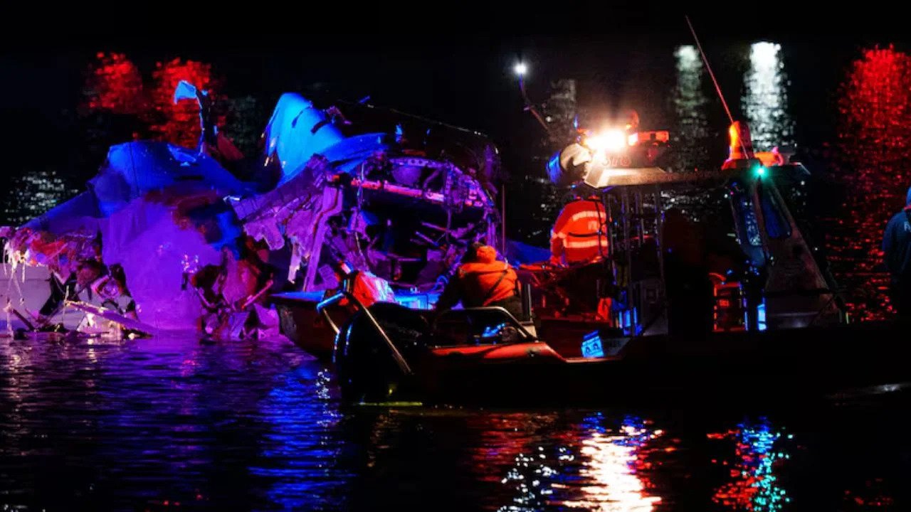 Recuperan 28 cuerpos de choque entre avión y helicóptero en Washington, D.C.