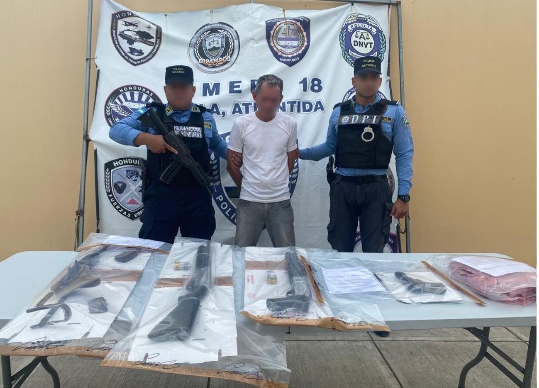 Hombre es detenido por portar ilegalmente un AK-47 en Tela Atlántida