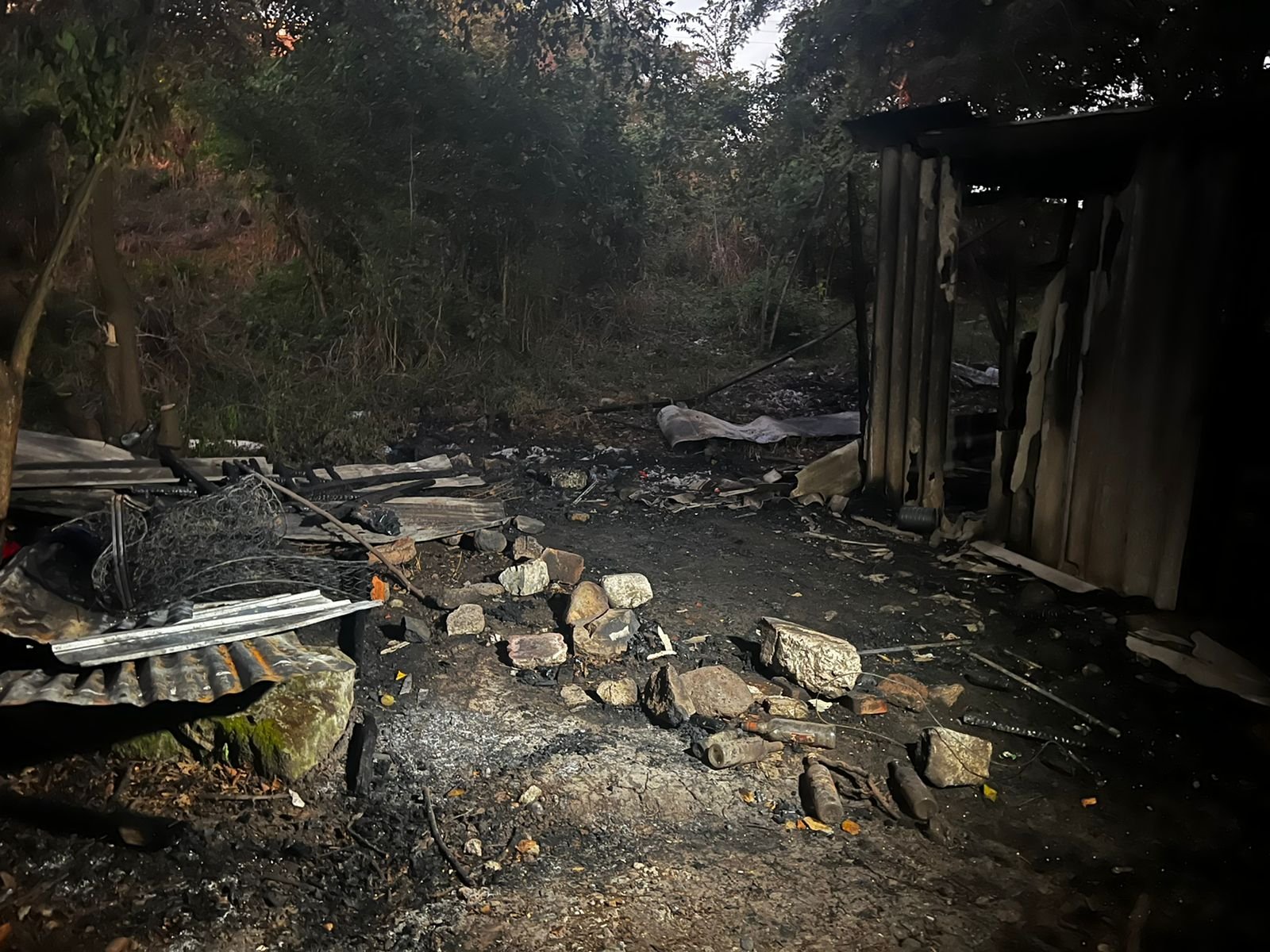 Hombre borracho malagradecido quema la casa que familia le prestaba para vivir