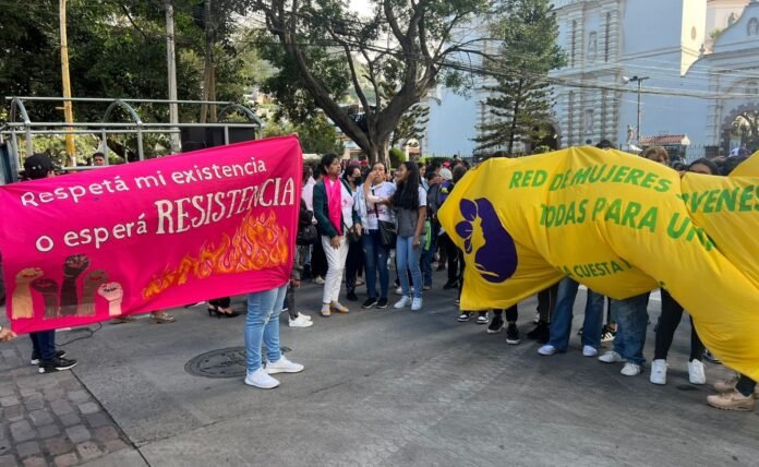 Organizaciones feministas se marchan a inmediaciones del CN para pedir justicia por femicidios
