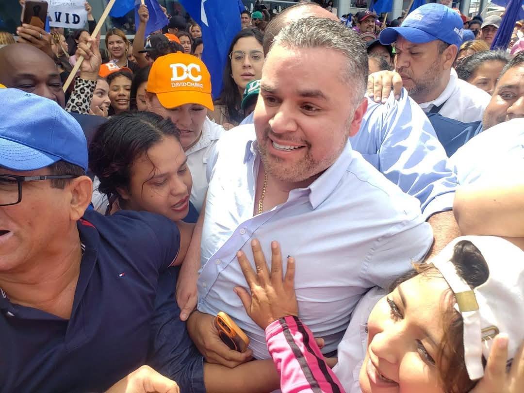 David Chávez acusa a algunos nacionalistas de “hacer fiesta y repartirse el poder en su ausencia” en el Partido Nacional