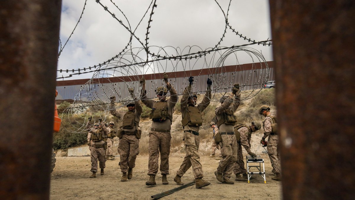 EE. UU. refuerza con alambre de púas el muro fronterizo en Tijuana
