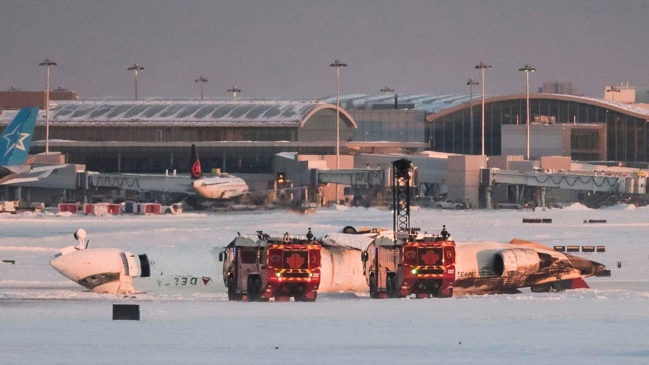 Aerolínea ofrece 30 mil dólares a los pasajeros del avión de Canadá que volcó al aterrizar