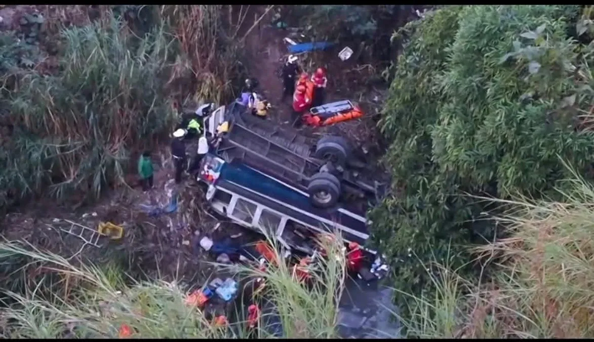 Aumentan a 51 los muertos en el accidente del autobús que cayó del puente Belice en Guatemala