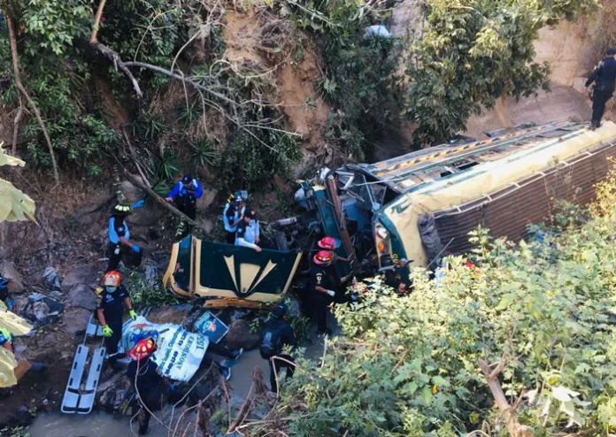 Aumentan a más de 40 los fallecidos en accidente de bus que cayó de un puente en Guatemala