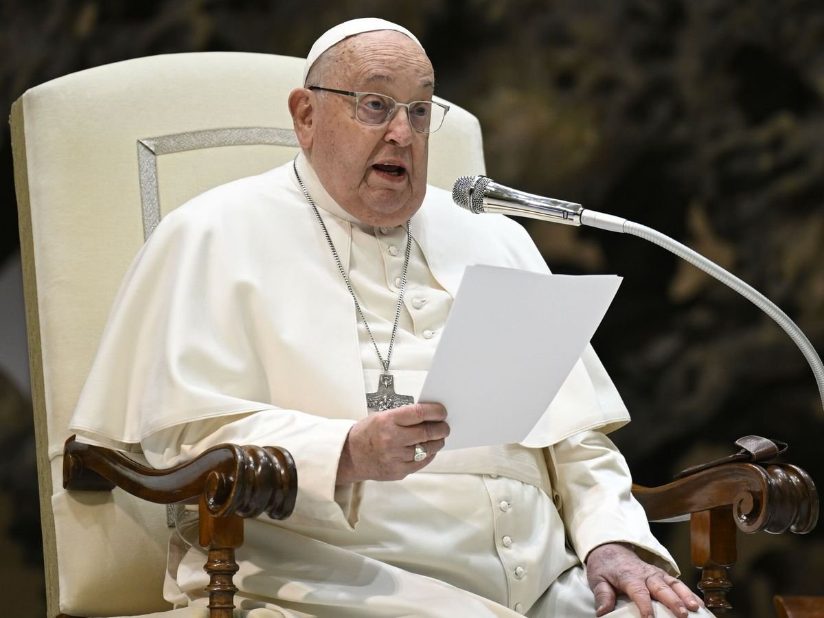 El Vaticano informa que el estado de salud del papa Francisco es “complejo” y requiere hospitalización
