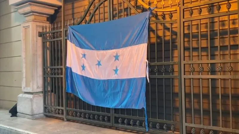Maestros realizan plantón frente a la SEFIN exigiendo pagos atrasados en la antesala al regreso a clases