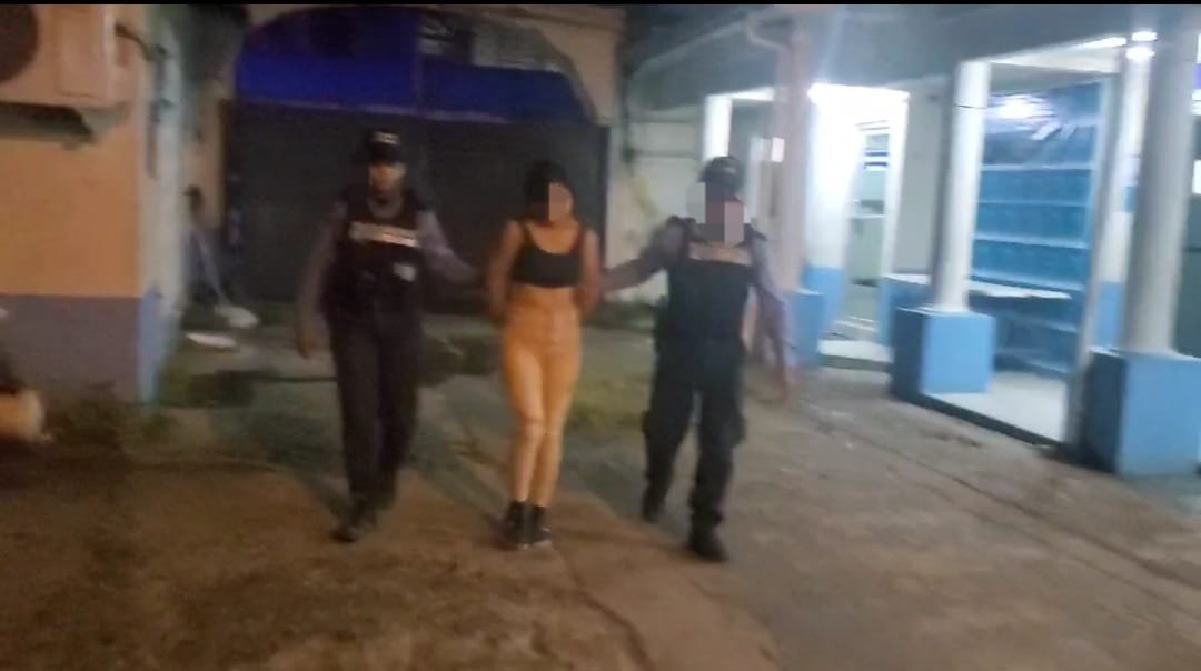 Supuesta integrante de la Mara Salvatrucha MS-13 es detenida en posesión de droga en San Pedro Sula
