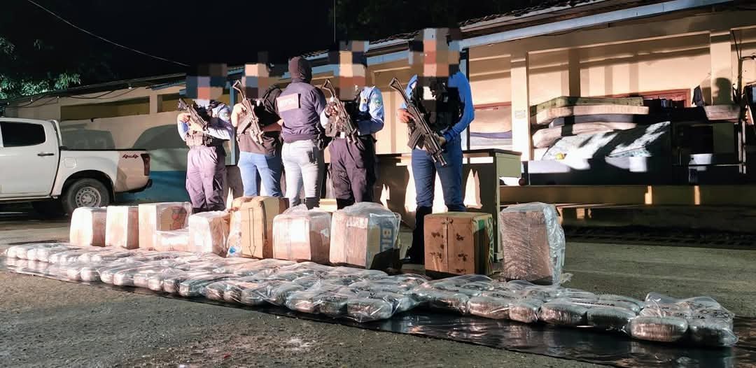 Policía Nacional decomisa 119 paquetes de supuesta marihuana en una empresa de encomiendas muy conocida en Tocoa, Colón